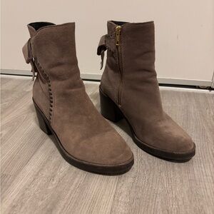 UGG Women's Size 6 Fraise Whipstitch Gray Suede Bow Zip Booties Boots Cow Girl